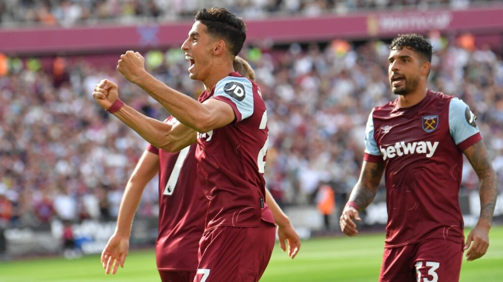 Ten-man Westham capitalizes on Chelsea’s mistakes to win 3-1 at home.