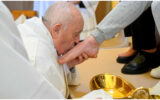 Pope Francis washes women’s feet in prison on Holy Thursday