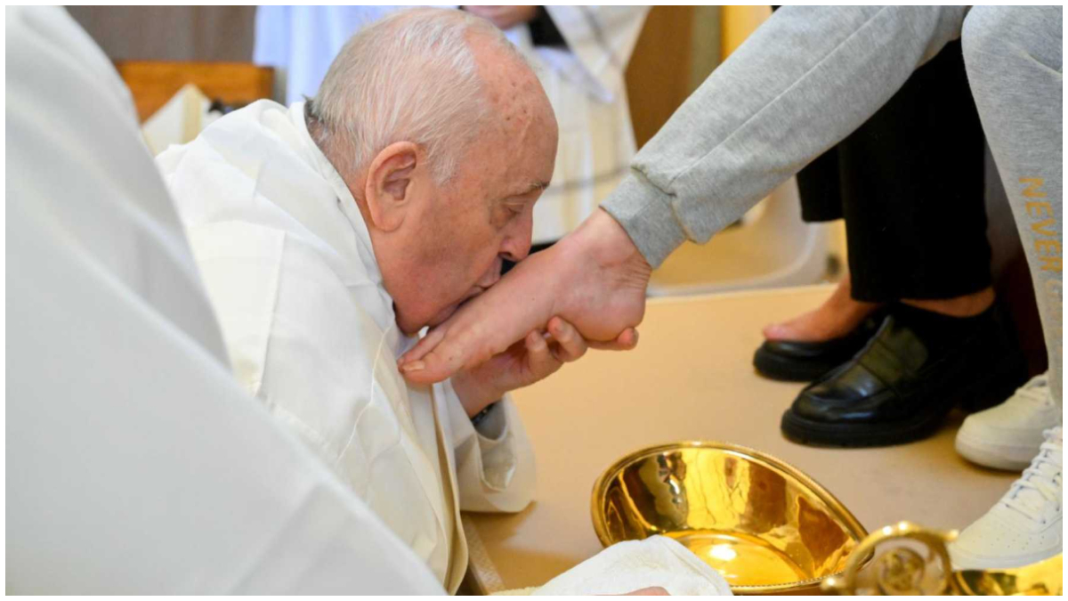 Pope Francis washes women’s feet in prison on Holy Thursday