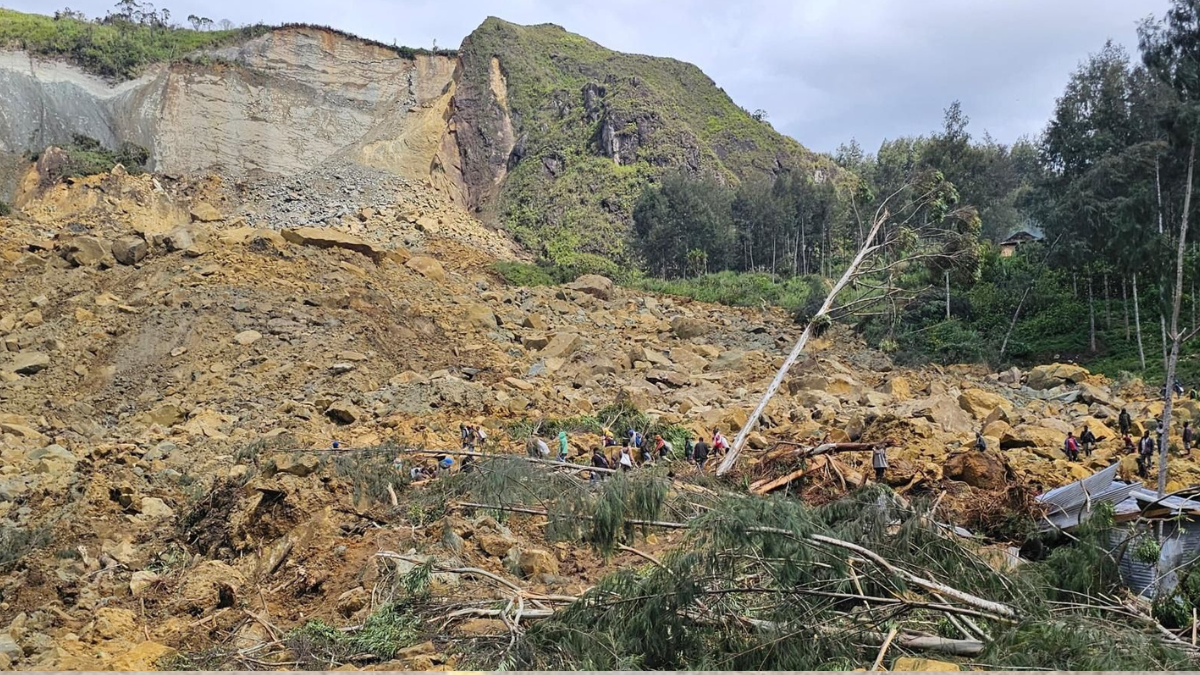 670 people buried alive by landslide in Papua New Guinea