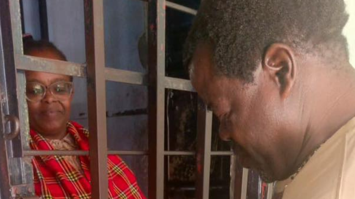 Senator Okiya Omutatah visits Activist Rose Njeri at Pangani Police Station