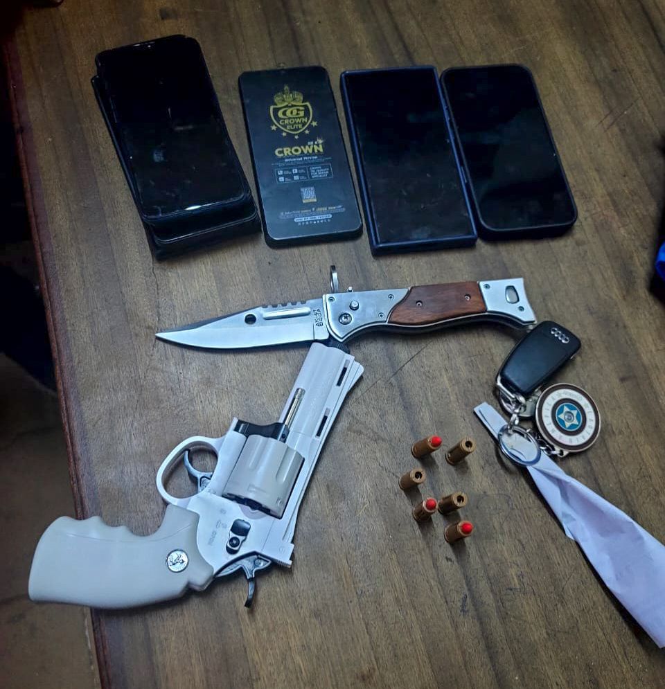 Plastic gun , rubber bullets and Knife recovered by Nairobi police officers during a late patrol
