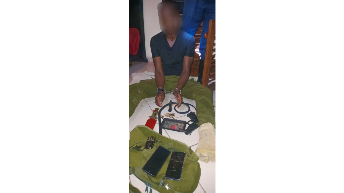 Police arrest gangster in Kisauni, recover 16 bullets, a fake pistok, a sword and a whip