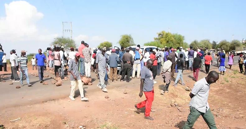 Residents block Ruiri–Isiolo Road during protests over livestock theft