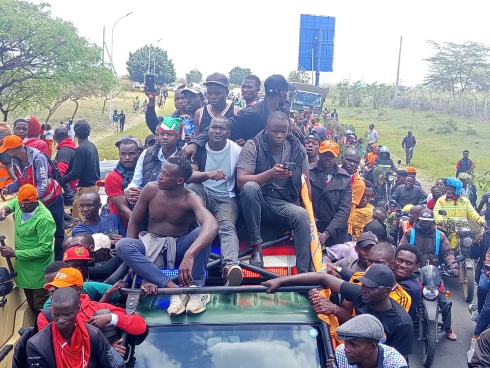 Stands still: Motorists stopped, passengers ordered to salute Raila’s portrait