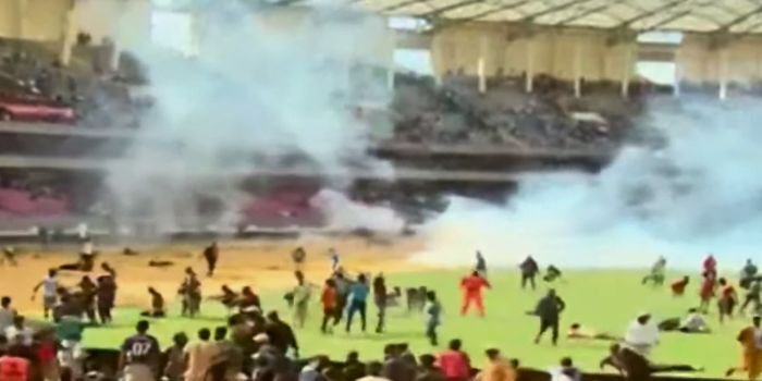 Chaos erupt as police lob teargas to disperse thousands mourners at Kasarani Stadium