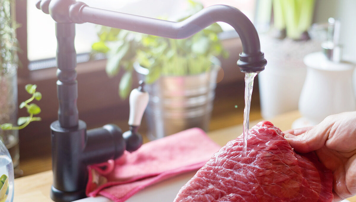 Don’t wash meat before cooking: here’s what experts say