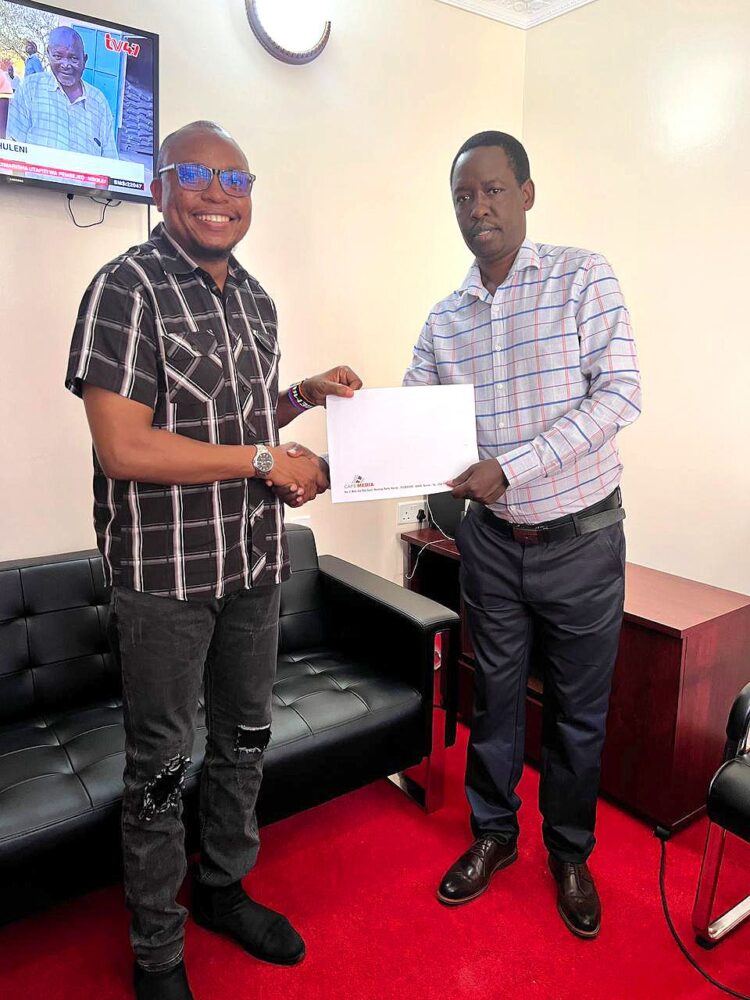 Kaka Zema (left) with Head of Radio 47 Geoffrey Mung'ou. 