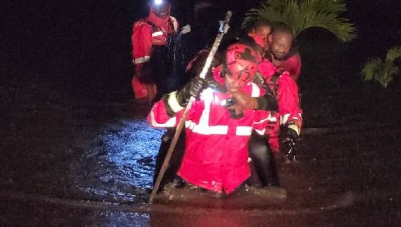 Kenya Red Cross rescues 20 people stranded by floodwaters along Kirinyaga Road