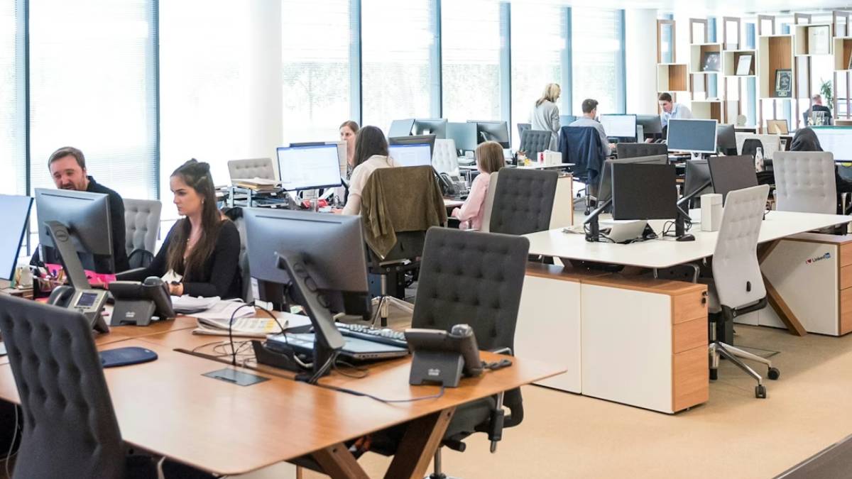 Why your brain has to work harder in an open‑plan office than private offices: study