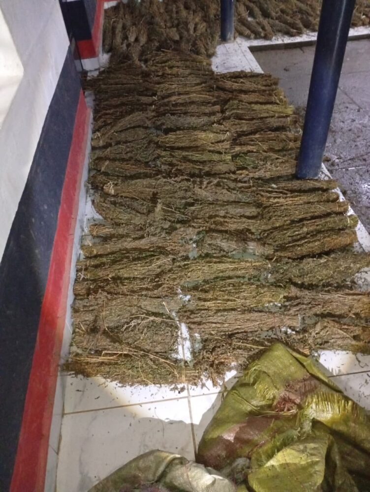 Drama as cornered trafficker in a Toyota Probox throws away 3 sacks of bhang worth KSh1 million in high-speed chase