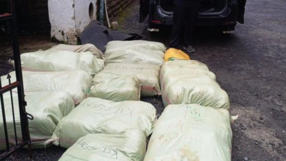Police recover 13 sacks of bhang from suspected drug trafficker after dramatic chase