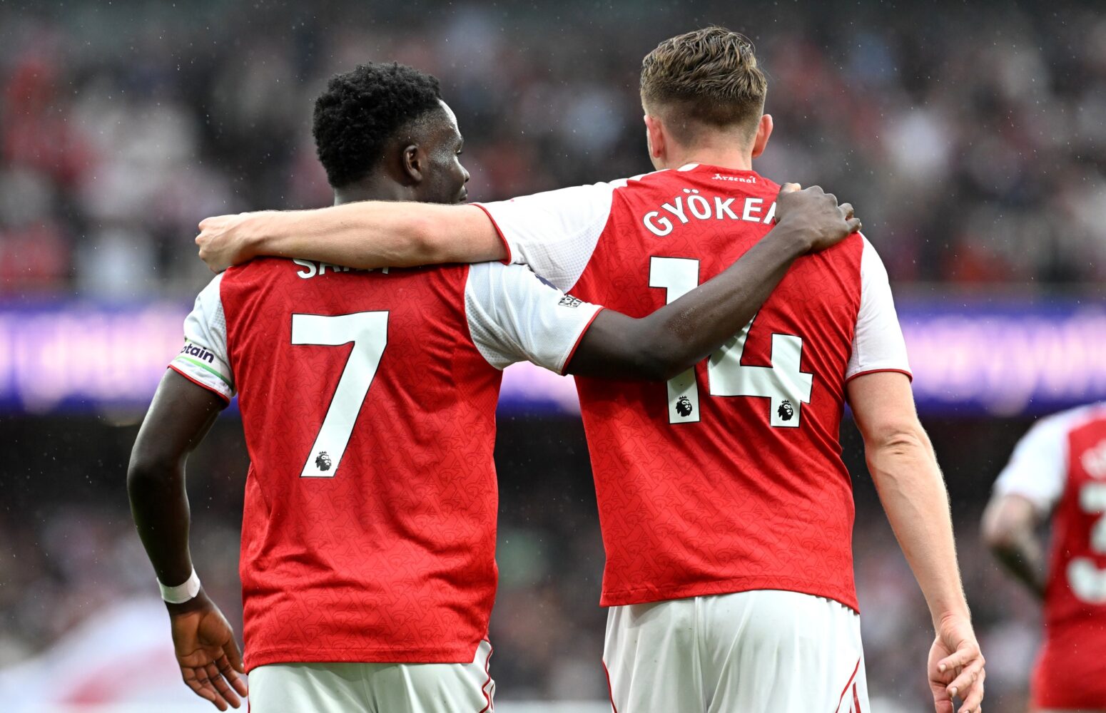Arsenal destroy Fulham 3-0 to keep Premier League title dream alive