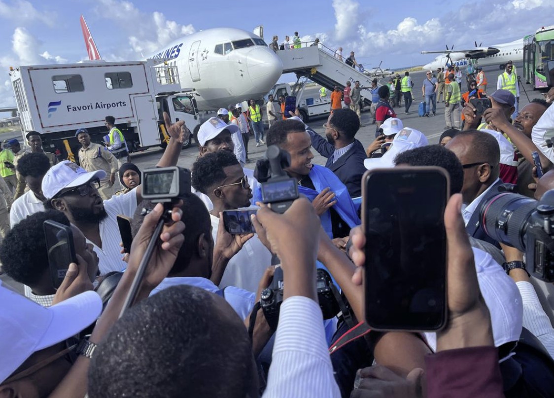 Referee Omar Artan receives a hero’s welcome in Somalia after U.S entry blocked