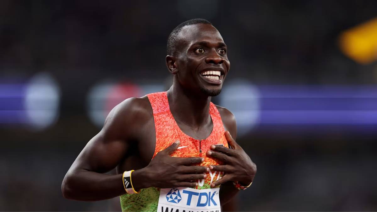 Ruto congratulates Emmanuel Wanyonyi after he broke the men’s 1000m world record set in 1999