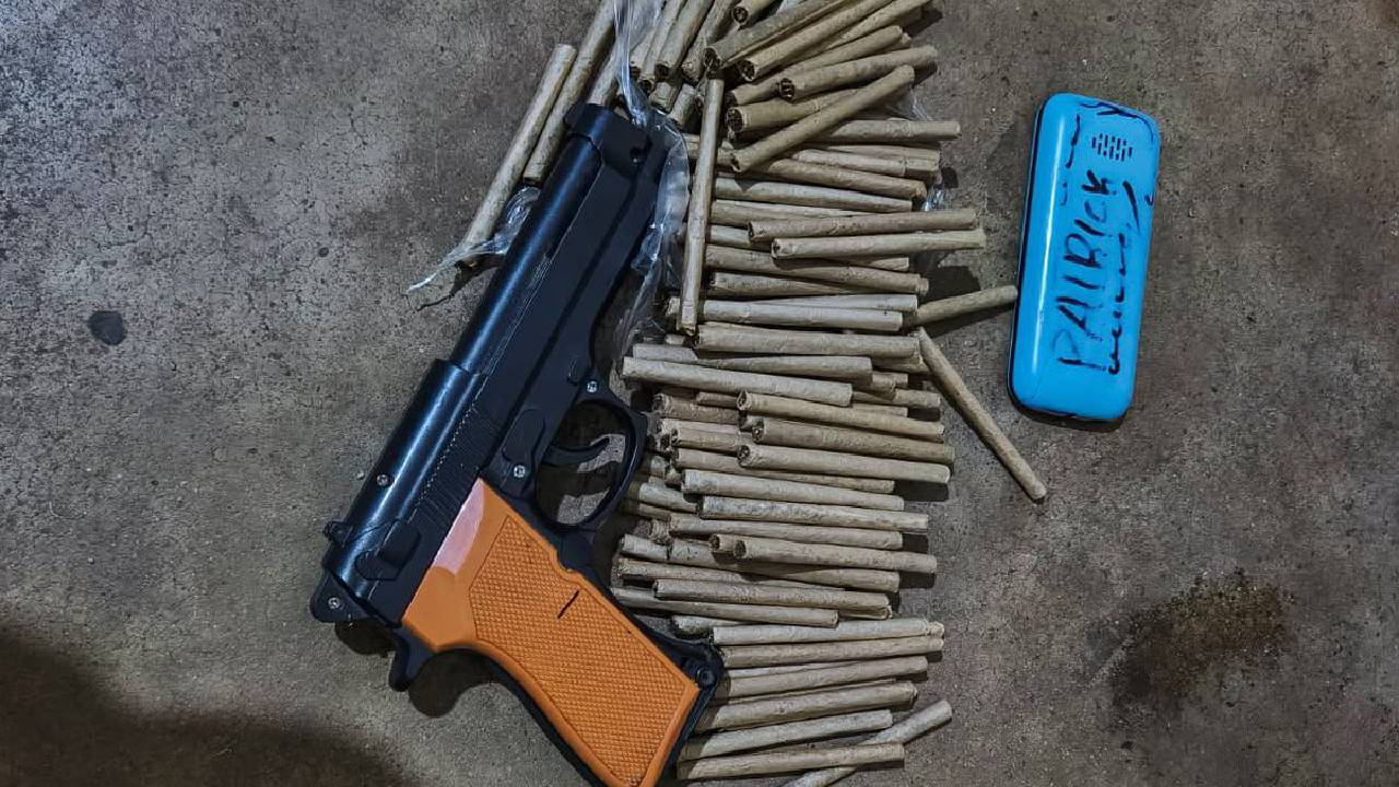 Suspected serial phone snatcher arrested in Nairobi as police recover toy pistol and bhang