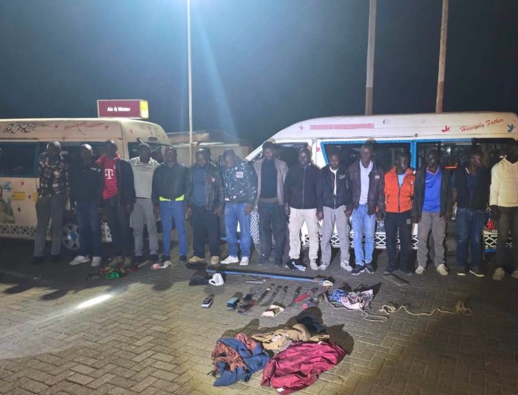 Kisumu: Police arrest 15 gangsters, recover phones, pangas and machetes as gang leader dramatically escapes