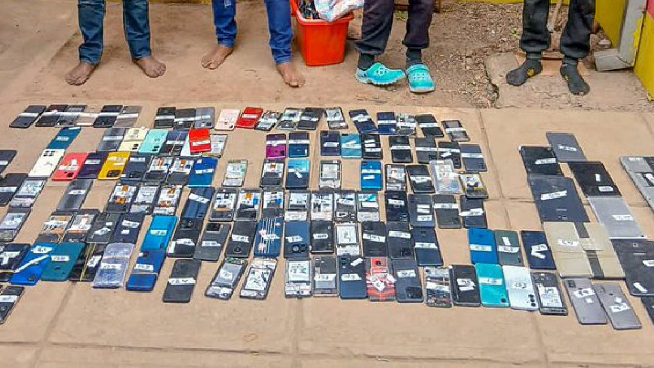 Police recover 132 suspected stolen phones, arrest four in Kayole, Nairobi